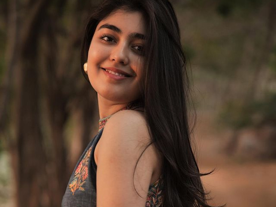 Lovely Looks Of Gargeyi